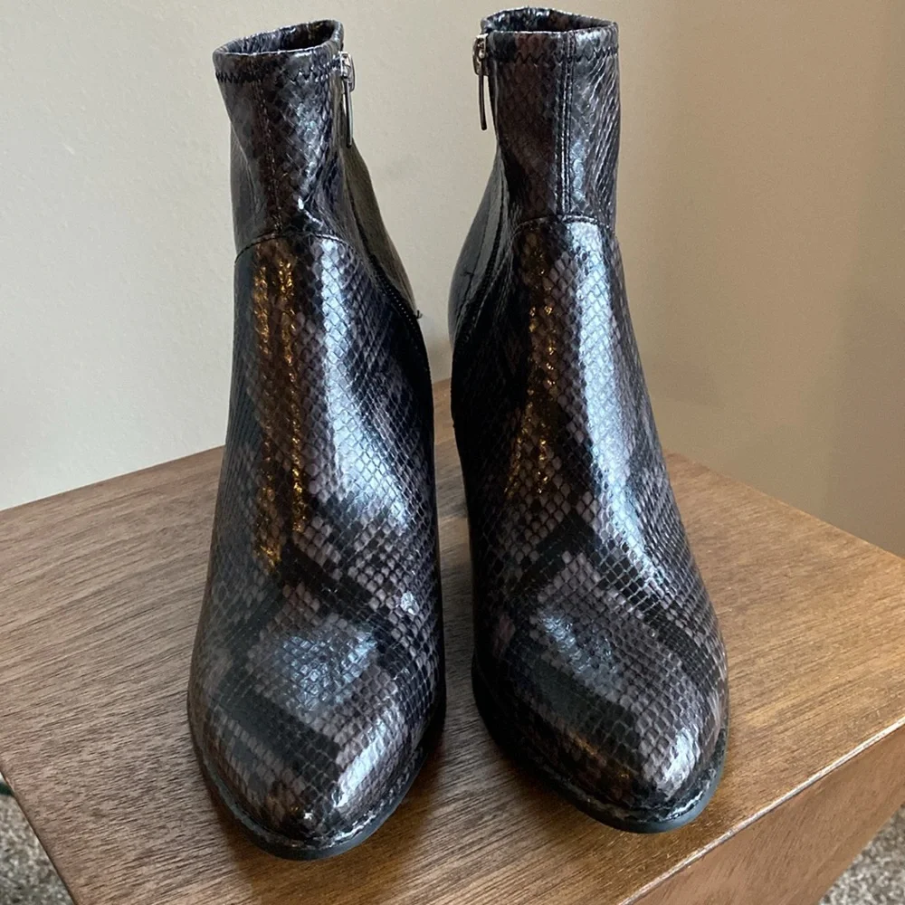 Marc Fisher Dyvine Black & Gray Snakeskin Zip Up Pointed Toe Booties Boots, 8.5M